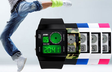 Tempo doppio dell'orologio analogico digitale unisex di doppio tempo con 5 lampadine di colori