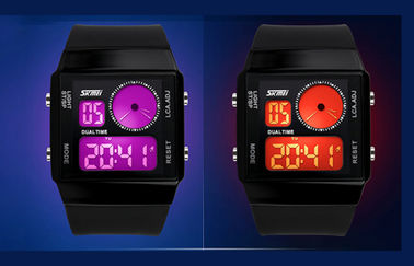 Tempo doppio dell'orologio analogico digitale unisex di doppio tempo con 5 lampadine di colori