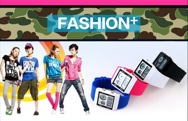 Tempo doppio dell'orologio analogico digitale unisex di doppio tempo con 5 lampadine di colori