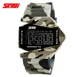 Orologio multifunzionale di Camo Digital dell'aeroplano di marca di Skmei in azione