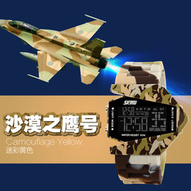 Orologio multifunzionale di Camo Digital dell'aeroplano di marca di Skmei in azione