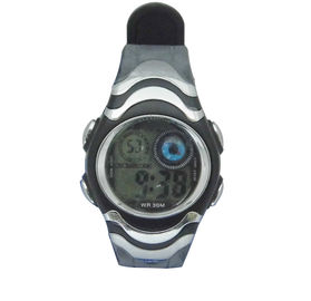 Il contatore Casio del battito fa il giro dell'esposizione doppia di tempo dell'orologio di Digital