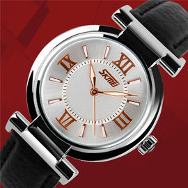 Orologi del quarzo delle donne del cuoio genuino