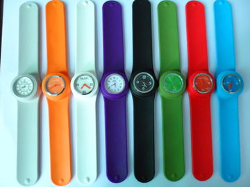 Alla moda flessibile dell'orologio della gomma di silicone di incanto colorato per le donne